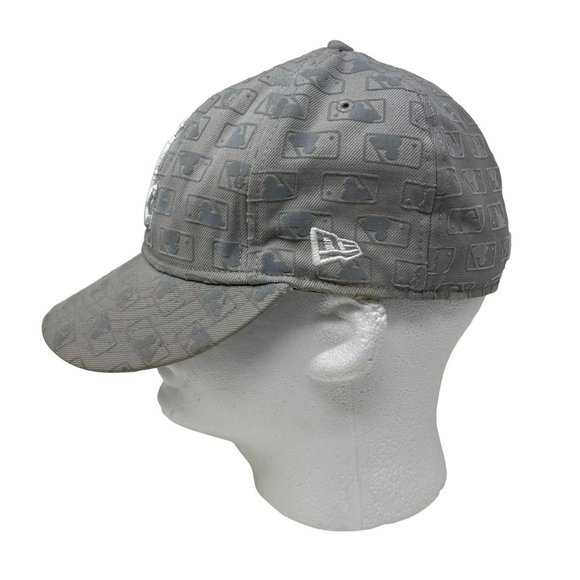 Ltd Edition Chicago White Sox 59FIFTY Embossed Velvet MLB Theme Fitted Hat - Picture 3 of 7